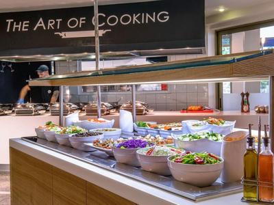 Bufet s čerstvými saláty a ingrediencemi v moderní restauraci