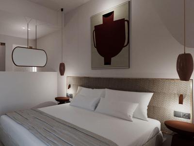 Moderní hotelový pokoj s velkou postelí, abstraktním uměním a jemným osvětlením.