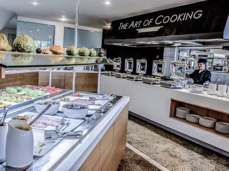 Bufet se saláty a jídly v moderní hotelové restauraci.