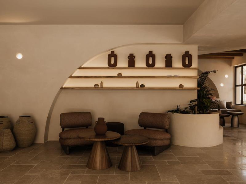 Gezellige zithoek met bruine stoelen, houten tafels en decoratieve vazen in een warm gekleurde ruimte.