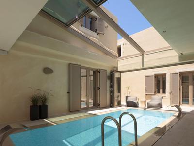 Cour moderne avec petite piscine et coin salon dans un hôtel lumineux et accueillant