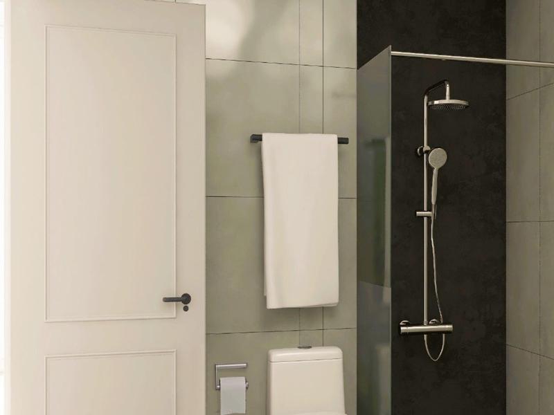 Nowoczesna łazienka z białymi drzwiami, toaletą, wieszakiem na ręczniki i otwartym prysznicem w ciemnym obszarze.