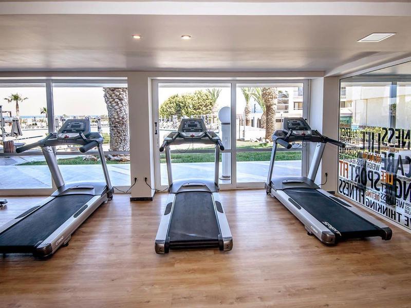 Tři běžecké pásy s výhledem na terasu a zahradu v posilovně.