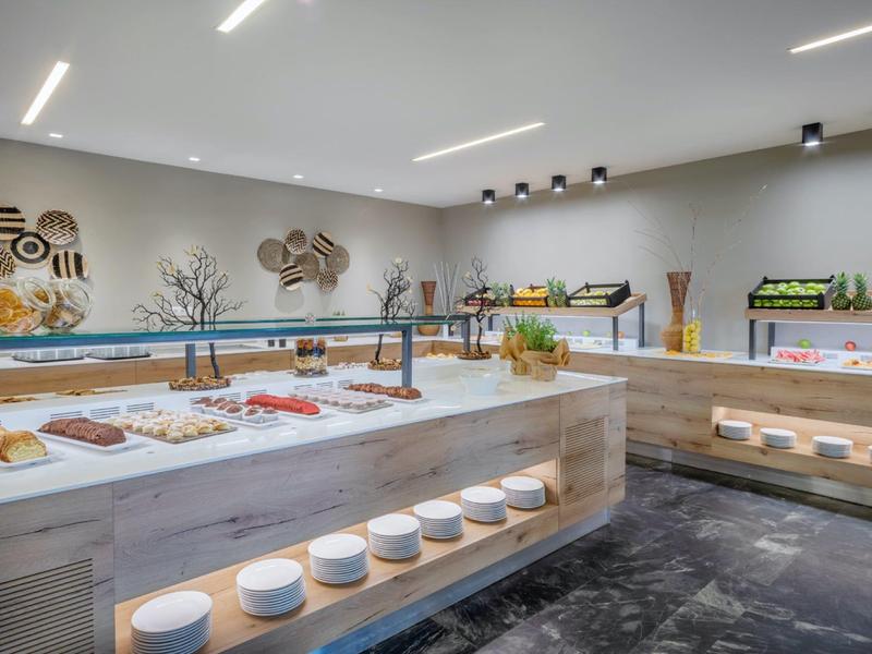 Bufetová oblast s různými snídaňovými možnostmi v moderně navrženém prostoru.