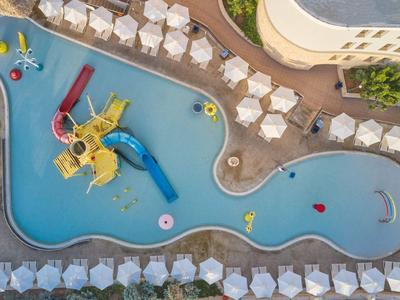 Luchtfoto van een hotelzwembad met glijbanen en ligstoelen.