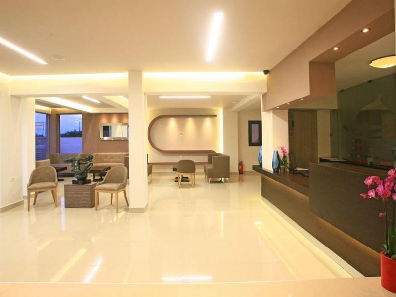 Helle, moderne Hotellobby mit Sitzbereichen und elegantem Empfangstresen.