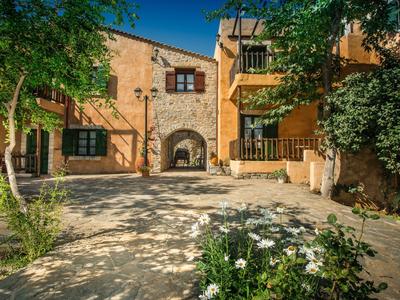 Dziedziniec tradycyjnego domu z ogrodem i kwiatami pod niebieskim niebem