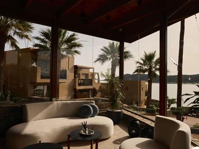 Gemütlicher Lounge-Bereich mit Sitzmöbeln und Meerblick in einem Hotel.