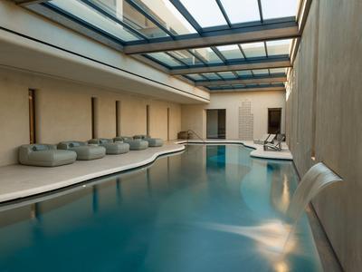 Moderner Innenpool mit Glasdach und gemütlichen Sitzgelegenheiten in einem Hotel