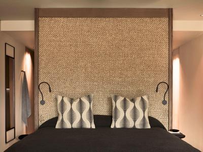 Moderne slaapkamer met tweepersoonsbed, sierkussens en warm licht