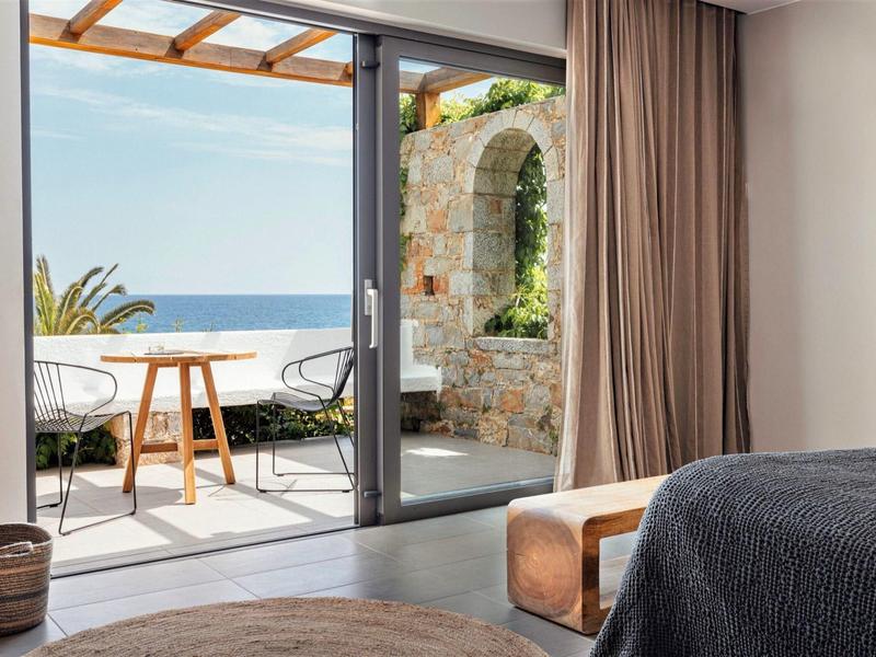 Moderne kamer met toegang tot terras en uitzicht op zee