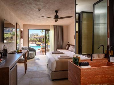 Habitación de hotel moderna con vista a la piscina, luminosa y confortablemente amueblada.
