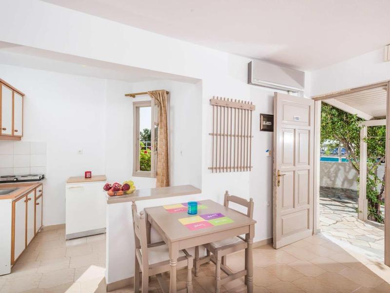 Cuisine et salle à manger lumineuses et conviviales avec accès ouvert à l'extérieur.