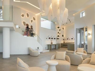 Interior moderno de hotel con muebles cómodos y luminosos y techo alto.