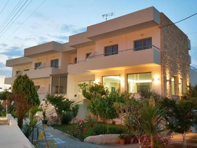 Modernes zweistöckiges Wohnhaus mit Balkon, Garten und abendlicher Beleuchtung.