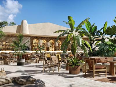 Offener Patio mit tropischer Pflanzen, Holzstühlen und modernen Sitzgelegenheiten unter blauem Himmel.