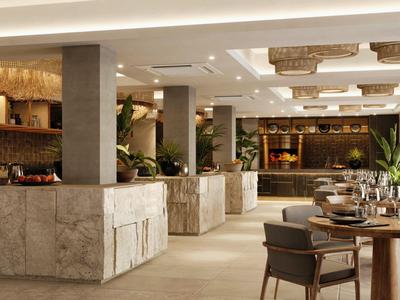 Modernes Restaurant mit Marmortheken, Holztischen und warmem Ambiente.