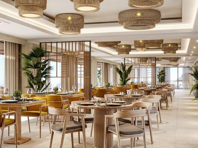 Modernes, helles Restaurant mit Holz- und Gelbtönen, großen Pflanzen und stilvollen Lampen.