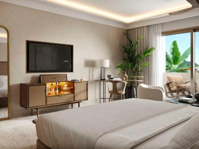 Modernes Schlafzimmer mit großem Bett, TV, Schreibtisch und Balkon mit Pflanzen und Sitzbereich.