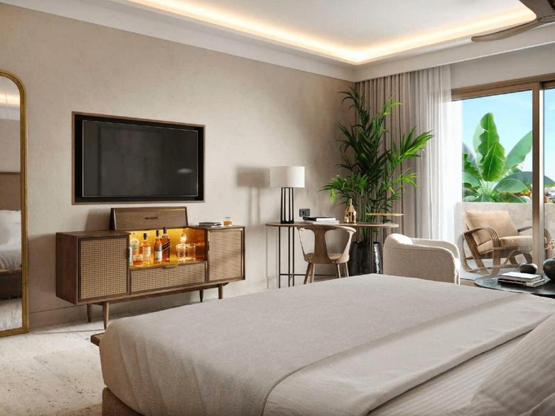 Modernes Schlafzimmer mit großem Bett, TV, Schreibtisch und Balkon mit Pflanzen und Sitzbereich.