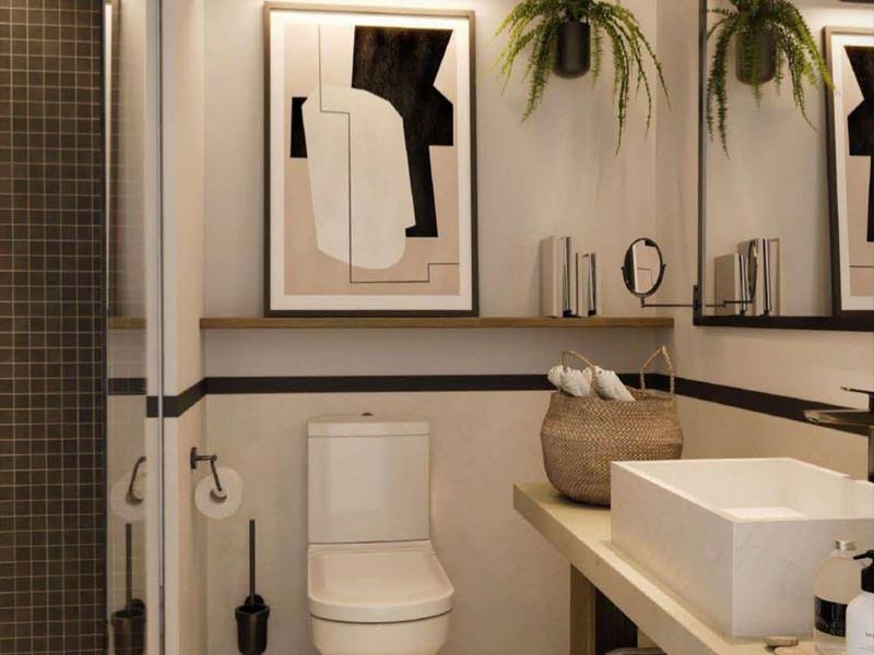 Kleines modernes Badezimmer mit Toilette, großem Spiegel, Pflanzen und Waschbecken auf langer Ablage.