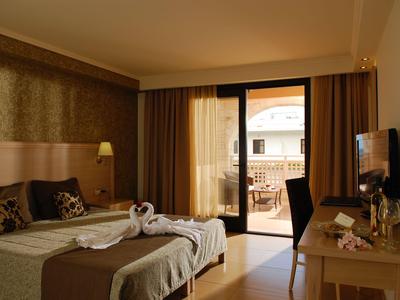 Gemütliches Hotelzimmer mit Doppelbett, Balkon und modernem Design.