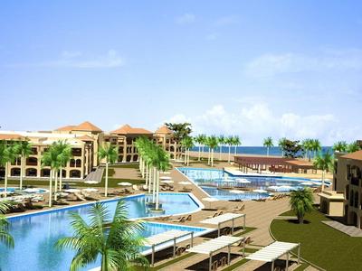 Resort met palmbomen, zwembaden en ligstoelen onder een heldere blauwe lucht.