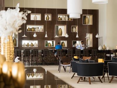 Großzügiger Hotel-Loungebereich mit modernen Möbeln und heller Beleuchtung.