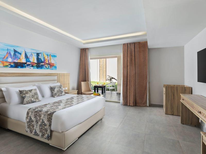 Chambre d'hôtel moderne avec lit double, balcon et décoration nautique.