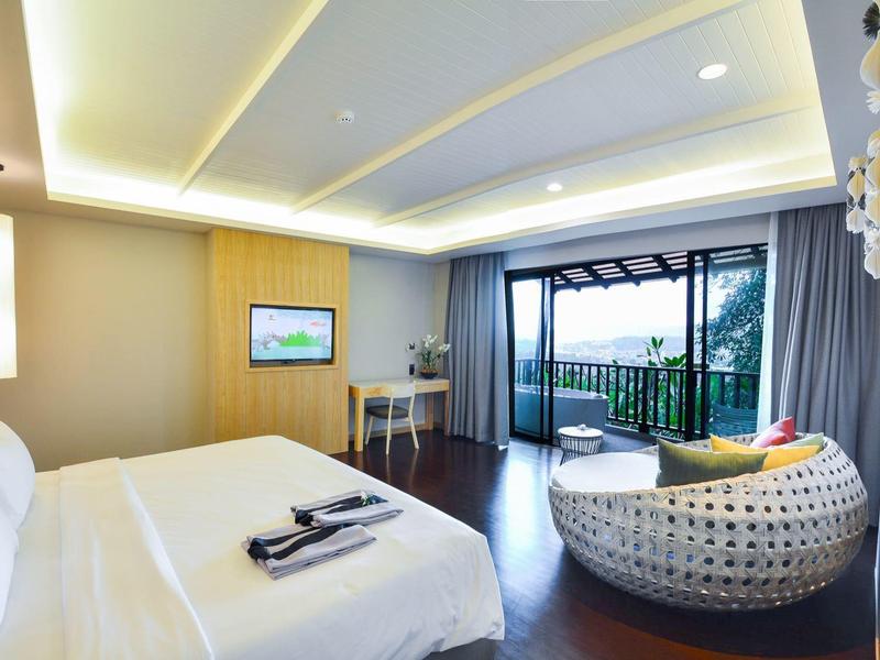 Modern hotelkamer met groot bed, balkon en uitzicht op groene omgeving.