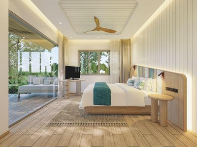 Helles Hotelzimmer mit großem Bett, Holzfußboden und Blick auf eine Terrasse mit Pflanzen.