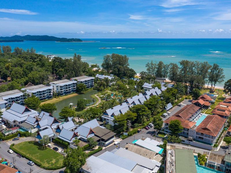 Übersicht über ein Resort mit mehreren Gebäuden, Schwimmbädern und Blick auf das Meer