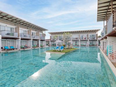 Moderner Hotelpool mit Blick auf Zimmer und blauen Himmel