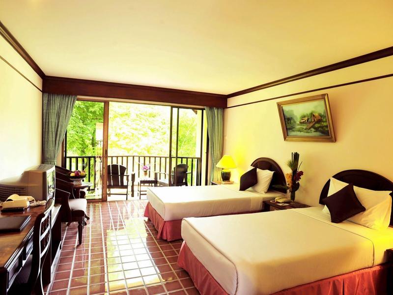 Différentes crèmes et poudres dans des bols sur un plateau, décorées d'une fleur blanche