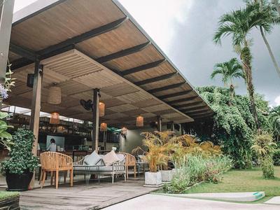 Lounge terrazza aperta con mobili moderni e piante verdi rigogliose