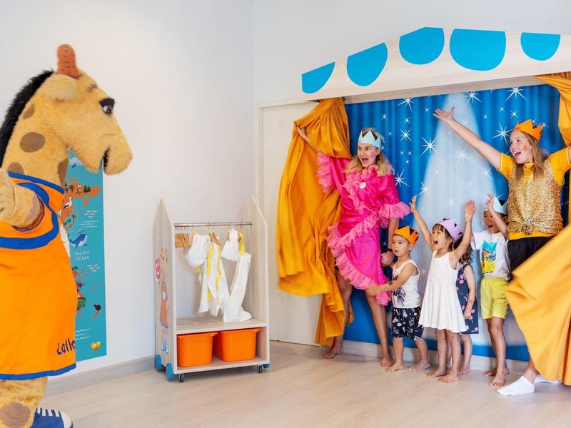 Kinder interagieren mit animierten Figuren in einem Veranstaltungsraum eines Hotels.