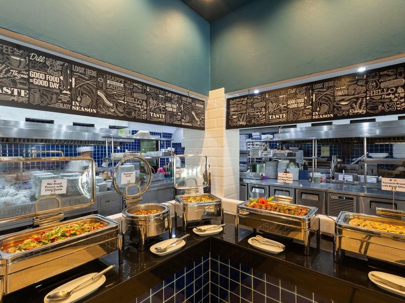 Buffetbereich mit warmen Speisen und großen Töpfen in einem Hotelrestaurant.