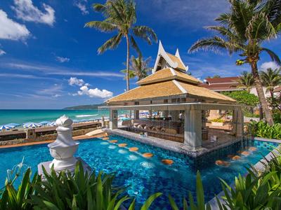 Bar a bordo piscina con palme e vista sull'oceano in una giornata di sole