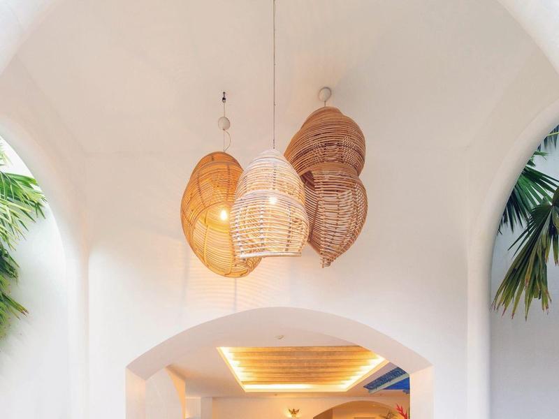 Eleganter Hotel-Loungebereich mit architektonischem Gewölbe und dekorativen Lampen.