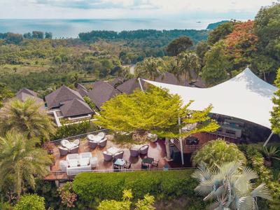 Alloggio di lusso con area barbecue aperta con vista sul paesaggio verdeggiante.