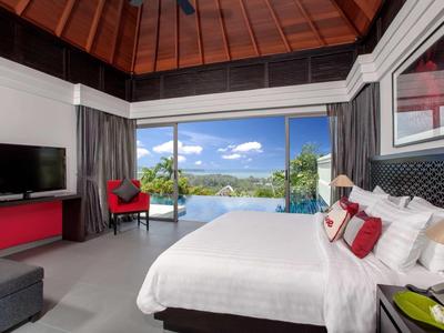 Camera d'hotel moderna con letto grande, TV a schermo piatto e vista panoramica sulla piscina e il paesaggio.