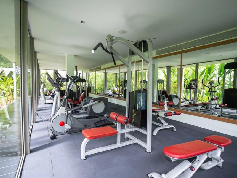 Palestra moderna con attrezzature e finestre panoramiche per gli ospiti dell'hotel.