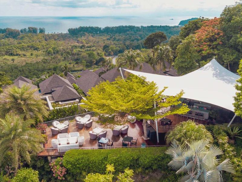 Alloggio di lusso con area barbecue aperta con vista sul paesaggio verdeggiante.