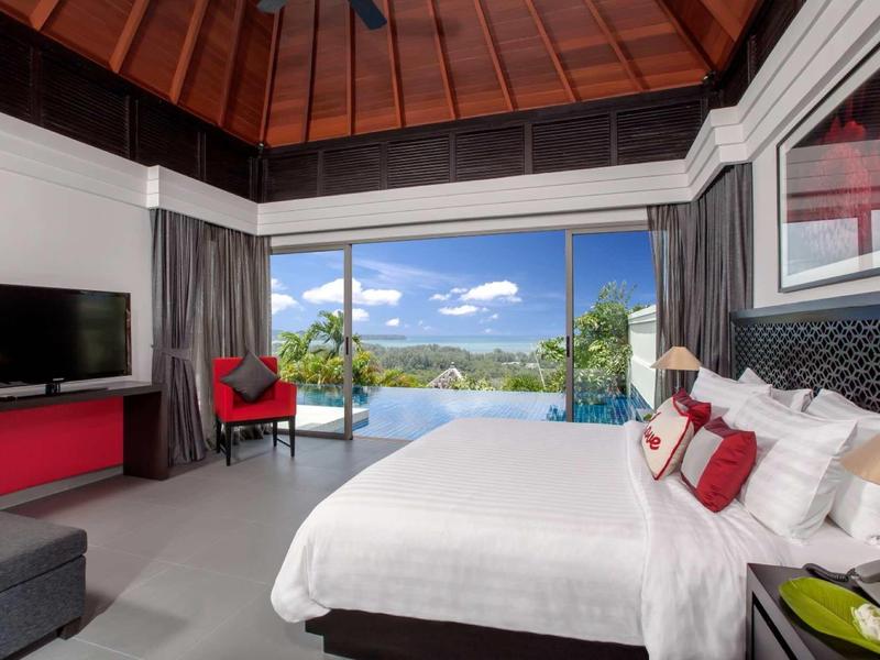 Camera d'hotel moderna con letto grande, TV a schermo piatto e vista panoramica sulla piscina e il paesaggio.