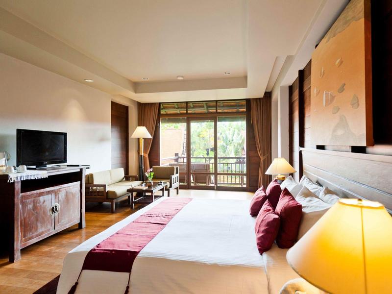 Uitnodigend zwembad met palmbomen, ligstoelen en parasols in een resort.