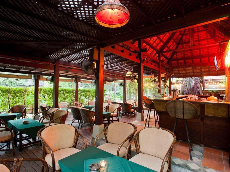 Strand met hangende schommels aan bomen en uitzicht op de blauwe zee