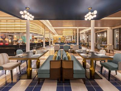 Ristorante moderno dell'hotel con interni eleganti, tavoli, sedie e illuminazione di stile.