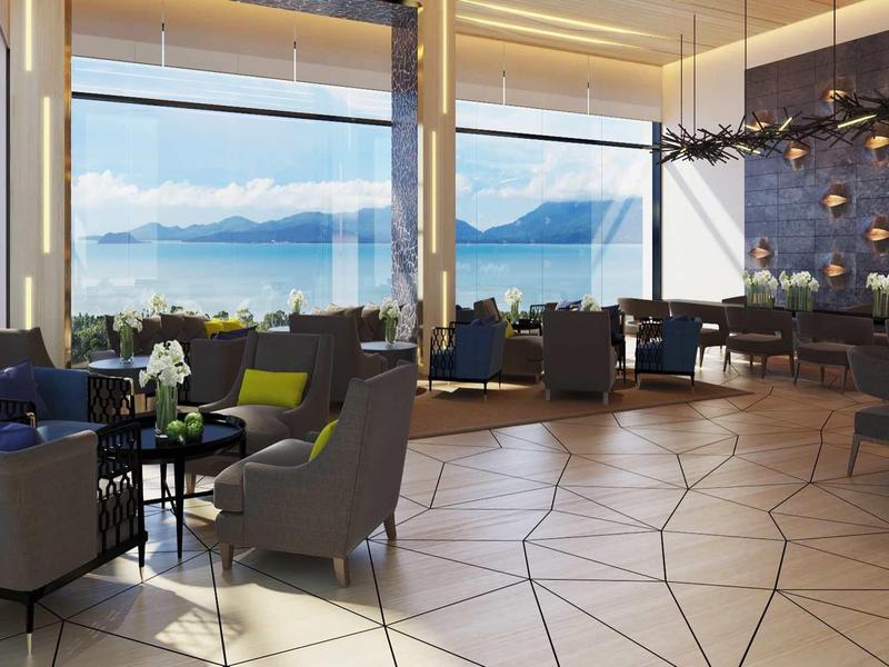 Moderne hotellounge met panoramische ramen met uitzicht op het meer en de bergen.