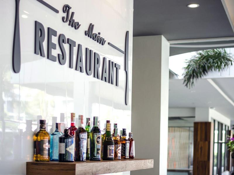 Flessen alcohol en sterke dranken op een toonbank in een hotelrestaurant.