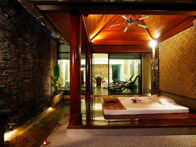 Knusse buitenhoek met bubbelbad en houten dak bij een vakantiebestemming.